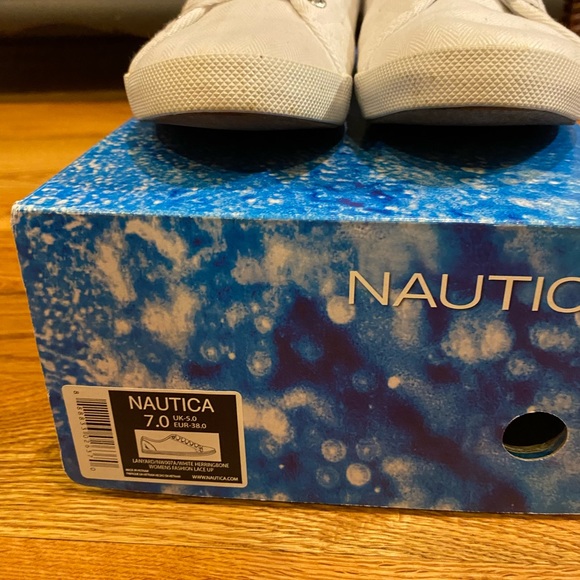 Women shoes in white! Very clean looking! - Picture 4 of 4